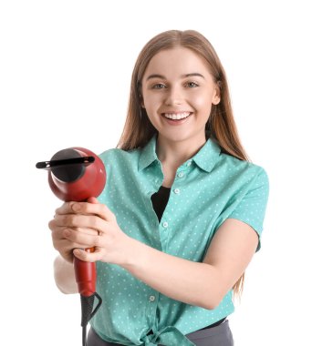 Beyaz arka planda kurutma makinesi olan kadın kuaför.