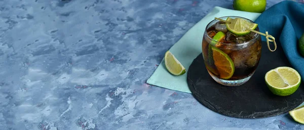 蓝色格子背景下的冰古巴自由鸡尾酒 带有文字空间 — 图库照片
