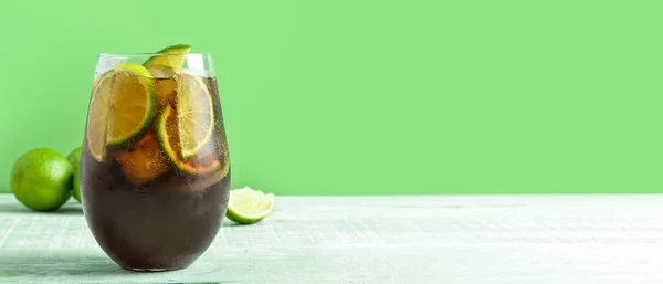 Yeşil Ahşap Masada Bir Bardak Soğuk Küba Libre Kokteyli Tasarım — Stok fotoğraf