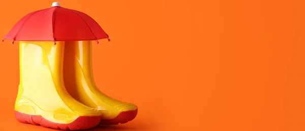Botas Goma Mini Paraguas Sobre Fondo Naranja Con Espacio Para —  Fotos de Stock