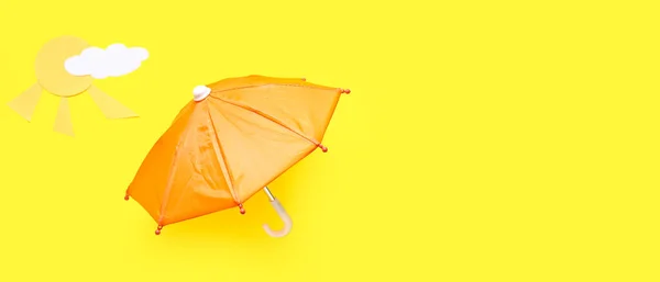 Kis Esernyő Papír Felhő Nap Sárga Alapon Helyet Szöveges — Stock Fotó