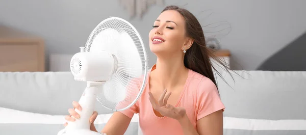 Young Woman Using Electric Fan Home — Stock Photo, Image