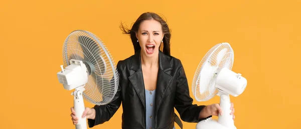 Кричащая Женщина Электрическими Вентиляторами Оранжевом Фоне — стоковое фото