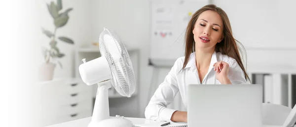 Mladá Žena Používá Elektrický Ventilátor Kanceláři Nápis Pro Design — Stock fotografie