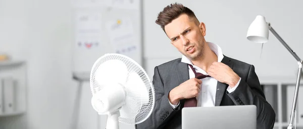 Hombre Enojado Sufriendo Calor Cerca Ventilador Eléctrico Oficina —  Fotos de Stock