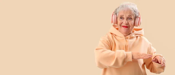 Ανώτερη Γυναίκα Στα Ακουστικά Ακούτε Μουσική Μπεζ Φόντο Χώρο Για — Φωτογραφία Αρχείου