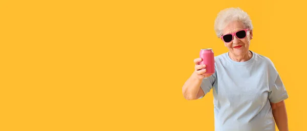Стильная Пожилая Женщина Солнцезащитных Очках Объявление Газировкой Желтом Фоне Местом — стоковое фото