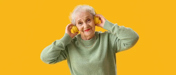 Ηλικιωμένη Γυναίκα Ακουστικά Ακούγοντας Μουσική Κίτρινο Φόντο — Φωτογραφία Αρχείου