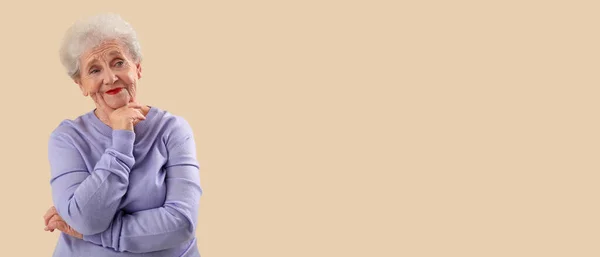 Nachdenkliche Seniorin Fliederfarbenem Pullover Auf Beigem Hintergrund Mit Platz Für — Stockfoto