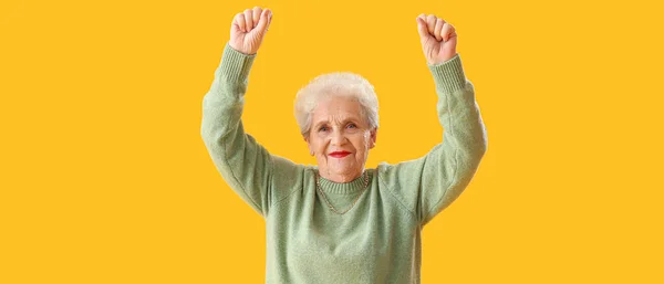 Mujer Mayor Feliz Con Las Manos Levantadas Sobre Fondo Amarillo — Foto de Stock