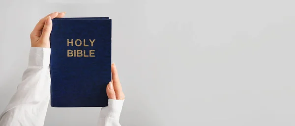 Kobiece Ręce Trzymające Biblię Jasnym Tle Miejscem Tekst — Zdjęcie stockowe
