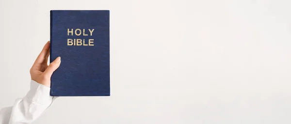 Weibliche Hand Hält Bibel Auf Hellem Hintergrund Mit Platz Für — Stockfoto