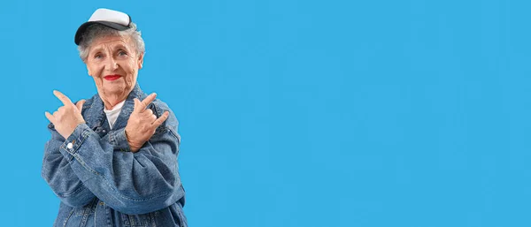 Stilvolle Seniorin Zeigt Teufelshörner Geste Auf Hellblauem Hintergrund Mit Platz — Stockfoto