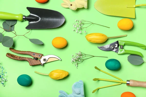Gardener Tools Easter Eggs Flowers Green Background — Fotografia de Stock