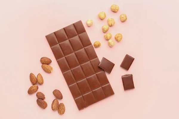 Összetétel Ízletes Csokoládé Dió Színes Háttér — Stock Fotó