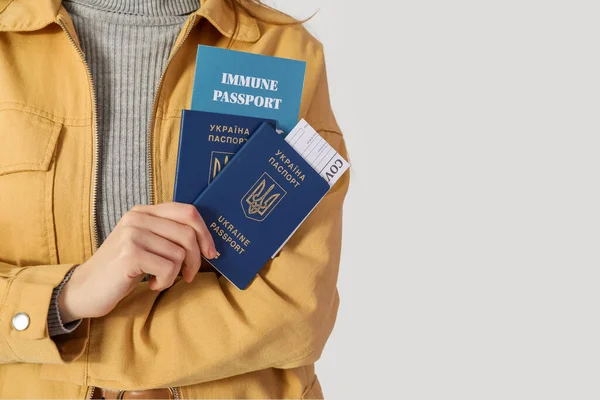 Γυναίκα Ουκρανικά Και Ανοσοποιητικά Διαβατήρια Στο Φως Φόντο Closeup — Φωτογραφία Αρχείου