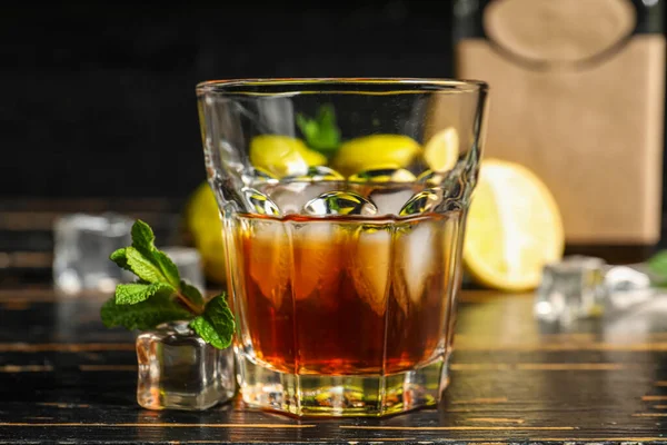 Bicchiere Rum Con Cubetti Ghiaccio Fondo Legno Scuro Primo Piano — Foto Stock