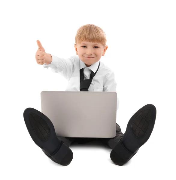 Vicces Kis Üzletember Laptoppal Mutatja Hüvelykujj Fehér Háttér — Stock Fotó