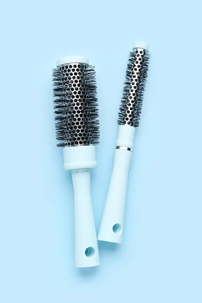 Mavi Arka Planda Yuvarlak Saç Fırçaları — Stok fotoğraf
