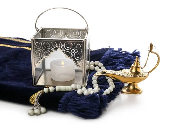 Muzułmańska Latarnia Lampą Aladyna Kulkami Modlitewnymi Matą Białym Tle — Zdjęcie stockowe