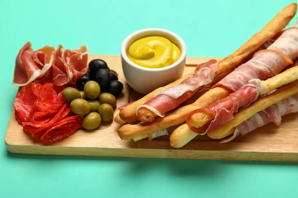 Placa Madeira Saboroso Italiano Grissini Com Bacon Fundo Turquesa Close — Fotografia de Stock