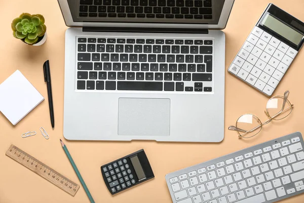 Komposition Mit Laptop Taschenrechner Und Tastatur Auf Beigem Hintergrund — Stockfoto