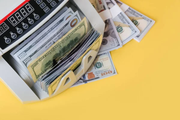 Máquina Contagem Dinheiro Moderna Com Notas Dólar Fundo Amarelo — Fotografia de Stock