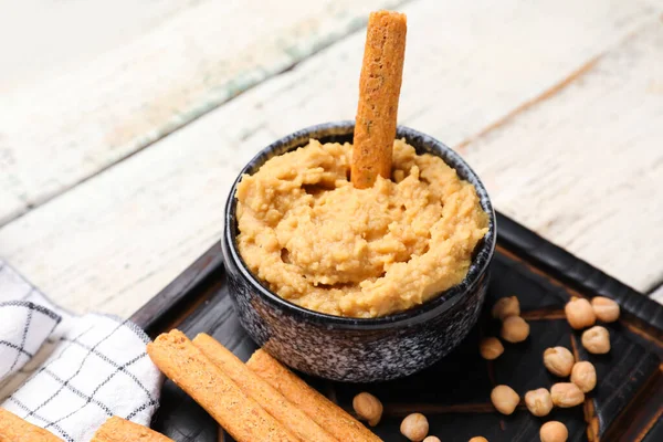 Bowl Med Smakfull Hummus Italiensk Grissini Lett Trebakgrunn Tett Opptil – stockfoto