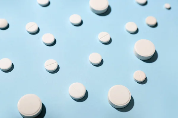 Witte Pillen Blauwe Achtergrond — Stockfoto