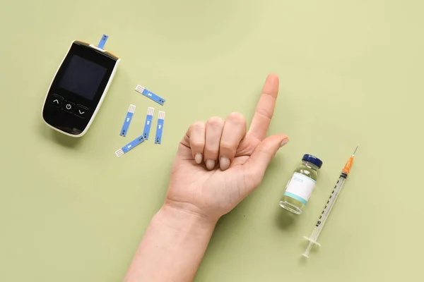 Mujer Diabética Con Glucosímetro Digital Insulina Sobre Fondo Verde — Foto de Stock