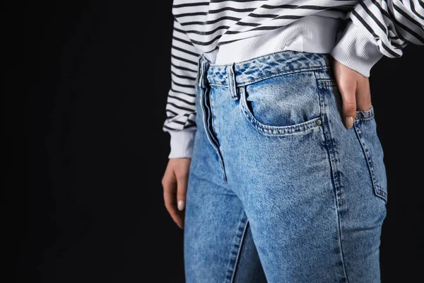 Jovem Mulher Jeans Elegantes Fundo Preto Close — Fotografia de Stock