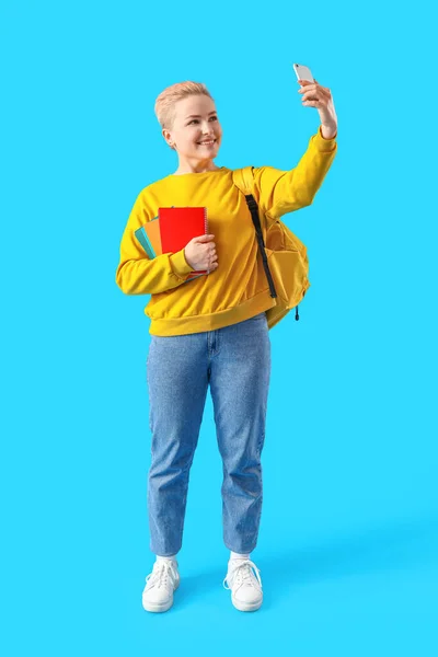 Studentin Mit Notizbüchern Macht Selfie Auf Blauem Hintergrund — Stockfoto