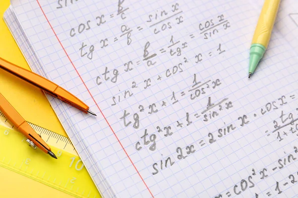 Textbuch Mit Mathematischen Formeln Und Schreibwaren Auf Gelbem Hintergrund — Stockfoto
