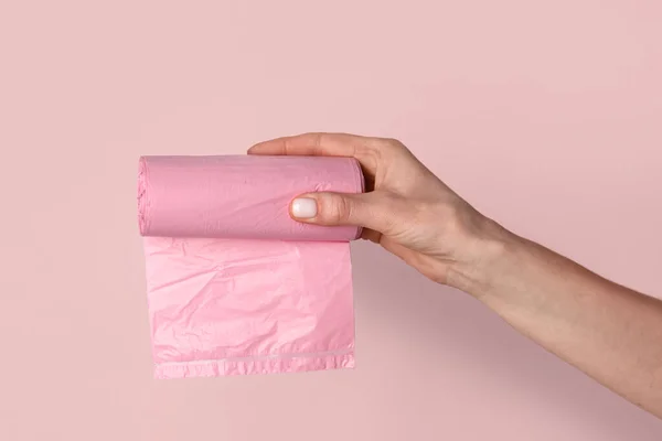 Жіноча Рука Тримає Рулон Мішків Сміття Рожевому Фоні — стокове фото