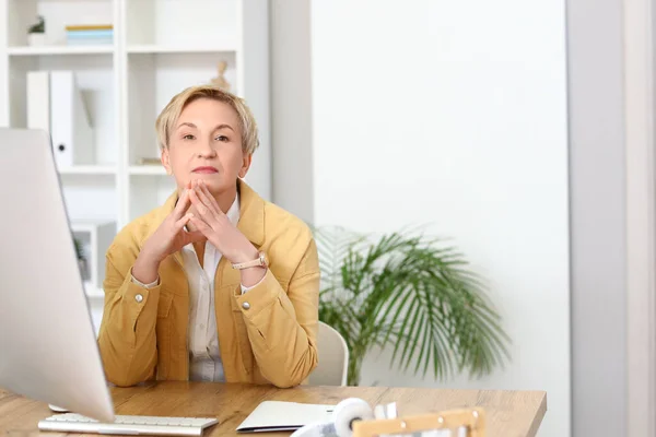 Mujer Madura Pensativa Sentada Mesa Oficina — Foto de Stock