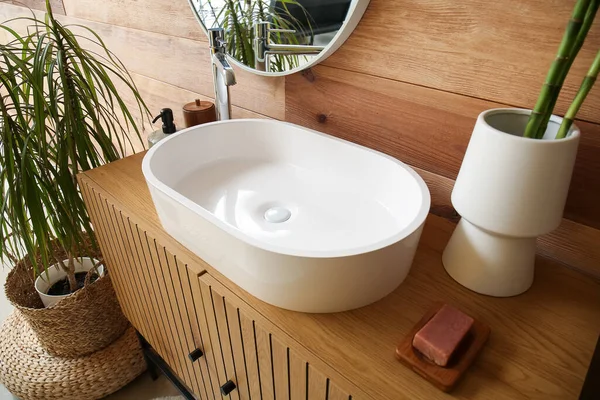 Weißes Waschbecken Und Vase Mit Bambusstielen Auf Dem Tisch Badezimmer — Stockfoto