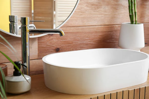 Weißes Waschbecken Mit Seife Und Vase Auf Dem Tisch Badezimmer — Stockfoto