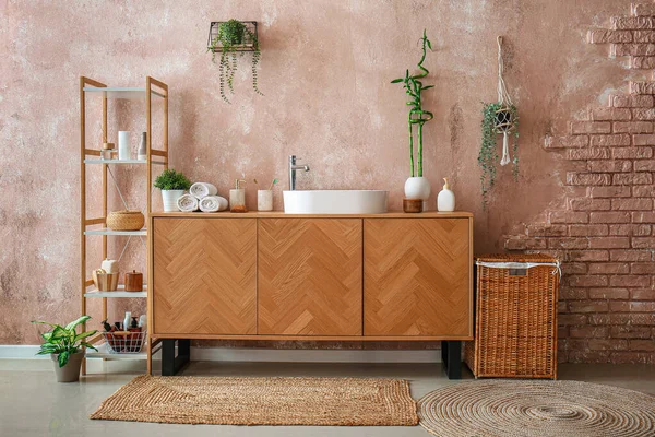 Interieur Des Stilvollen Badezimmers Mit Waschbecken Schubladen Und Regal — Stockfoto