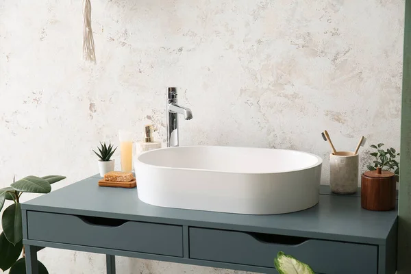 Weißes Waschbecken Mit Badzubehör Auf Dem Tisch Zimmer — Stockfoto