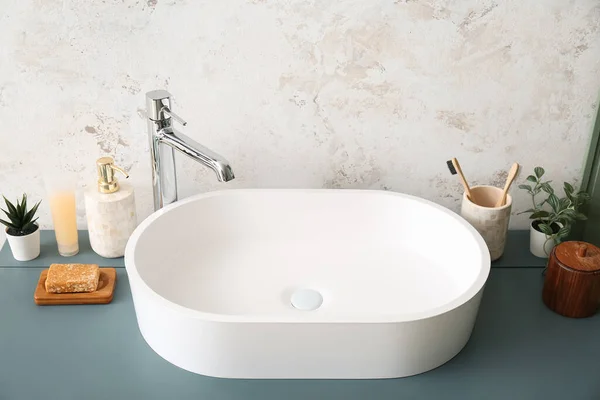 Weißes Waschbecken Mit Badzubehör Auf Dem Tisch Zimmer — Stockfoto