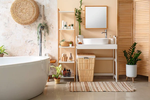 洗面台 バスタブ 観葉植物付きのバスルームのインテリア — ストック写真