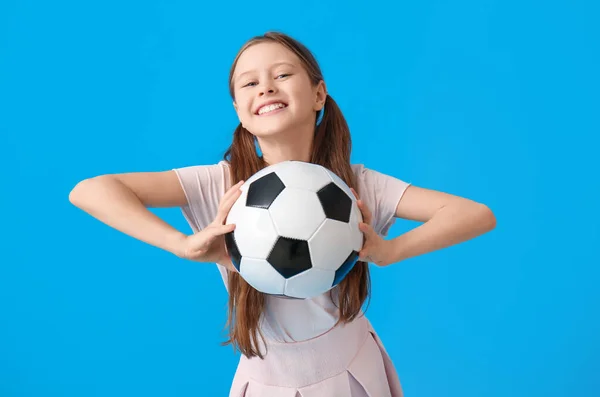 Bambina Con Pallone Calcio Sfondo Blu — Foto Stock