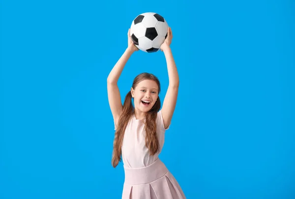 Gelukkig Klein Meisje Met Voetbal Blauwe Achtergrond — Stockfoto