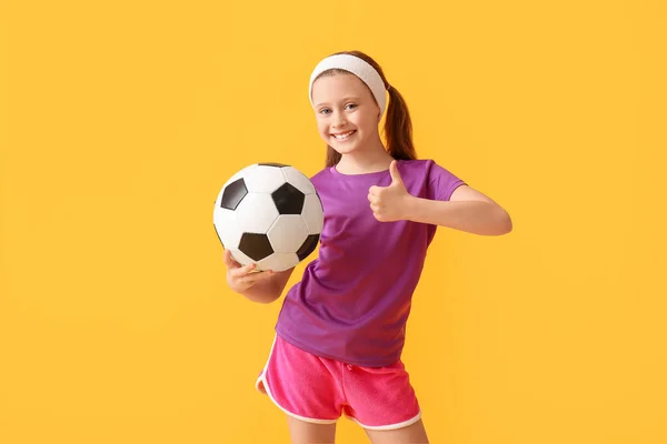 Sportief Klein Meisje Met Voetbal Tonen Duim Gele Achtergrond — Stockfoto