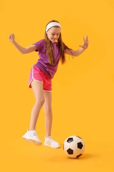 Menina Desportiva Brincando Com Bola Futebol Fundo Amarelo — Fotografia de Stock