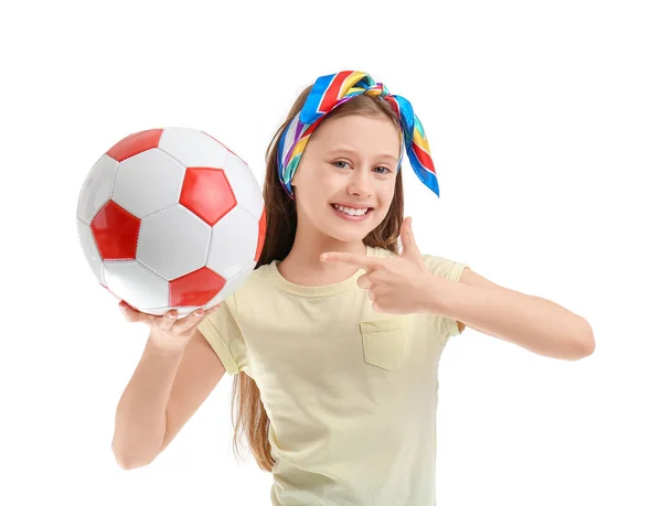 Κοριτσάκι Που Δείχνει Μπάλα Ποδοσφαίρου Λευκό Φόντο — Φωτογραφία Αρχείου