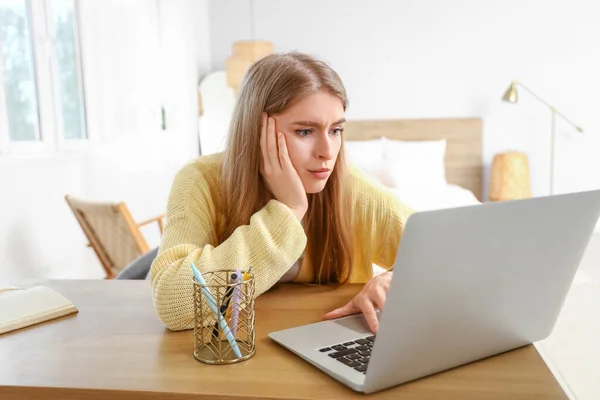 Jovem Mulher Atenciosa Com Laptop Mesa Quarto — Fotografia de Stock