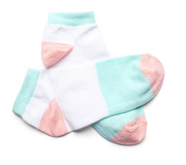 Beyaz arkaplanda renkli pamuklu çoraplar