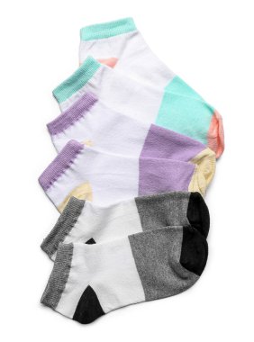 Beyaz arkaplanda farklı pamuklu çoraplar.