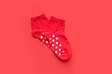 Kırmızı arkaplanda bir çift pamuk çorap